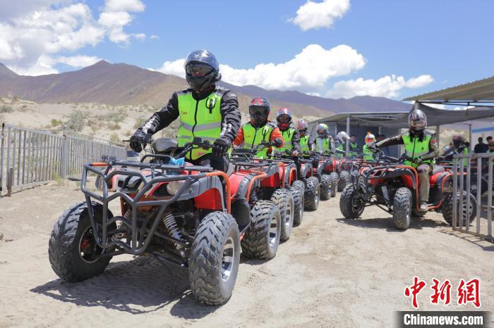 圖為比賽選手途經(jīng)扎囊沙漠公園?！∮文恋厍蚬﹫D