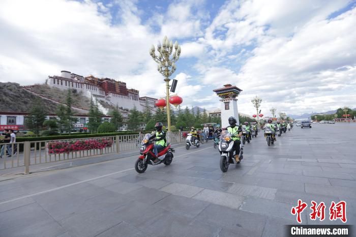 圖為比賽選手途經(jīng)布達拉宮。　游牧地球供圖