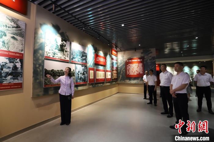 圖為西藏航空一行在臨沂市孟良崮戰(zhàn)役紀(jì)念館開(kāi)展主題教育活動(dòng)?！〗?攝