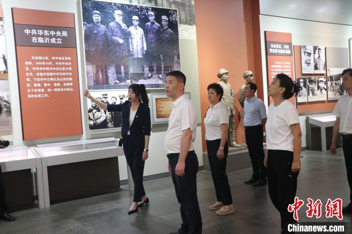 圖為西藏航空一行在臨沂市沂蒙革命紀(jì)念館開(kāi)展主題教育活動(dòng)?！〗?攝