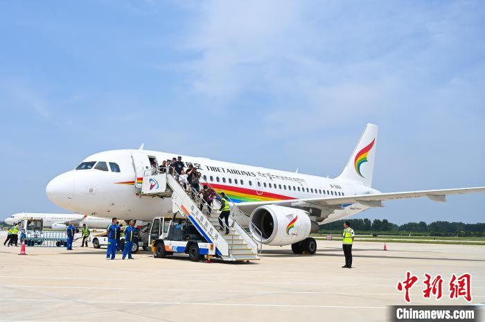 圖為旅客抵達(dá)機(jī)場(chǎng)?！≮w朗 攝