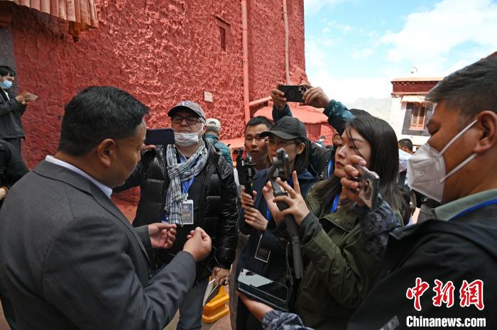 圖為中外媒體采訪布達拉宮管理處相關(guān)負責(zé)人?！≮w朗 攝