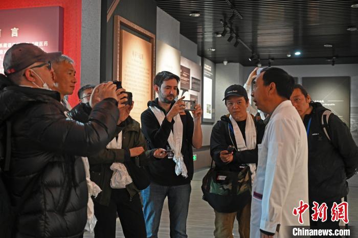 圖為中外媒體采訪西藏自治區(qū)藏醫(yī)院相關(guān)負責(zé)人?！≮w朗 攝