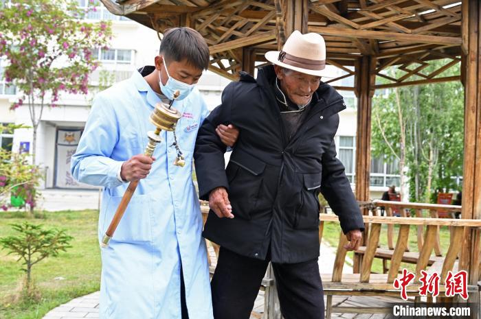 圖為曲松縣特困人員集中供養(yǎng)中心老人索朗歐珠?！≮w朗 攝