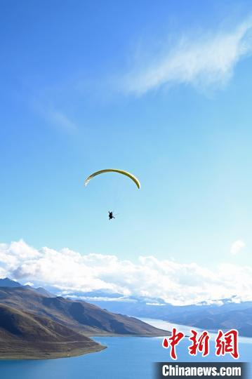 圖為在羊卓雍錯，游客體驗高空滑翔?！≮w朗 攝