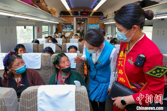 農(nóng)牧民乘坐高原復興號動車組出行?！≈軔傁?攝