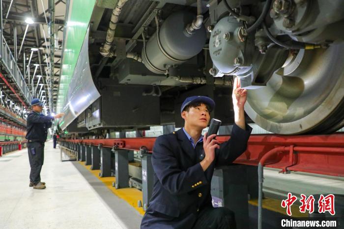 圖為工作人員檢查高原復興號。　周悅翔 攝