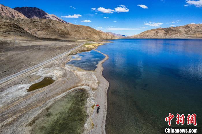 班公湖又稱措木昂拉仁波，藏語意為“長脖子天鵝”。　龍小鳳 攝