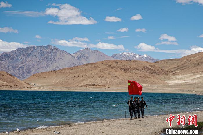 班公湖邊境派出所民警巡邏在班公湖畔?！↓埿▲P 攝