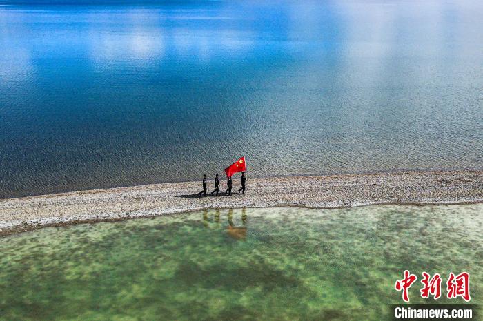 班公湖巡邏現(xiàn)場?！↓埿▲P 攝