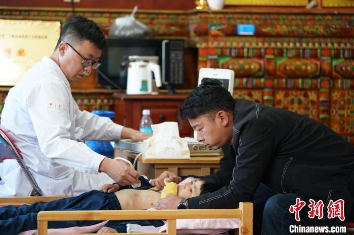 6月27日，西藏康馬縣雙語幼兒園的孩子參加先心病篩查?！√K丹 攝