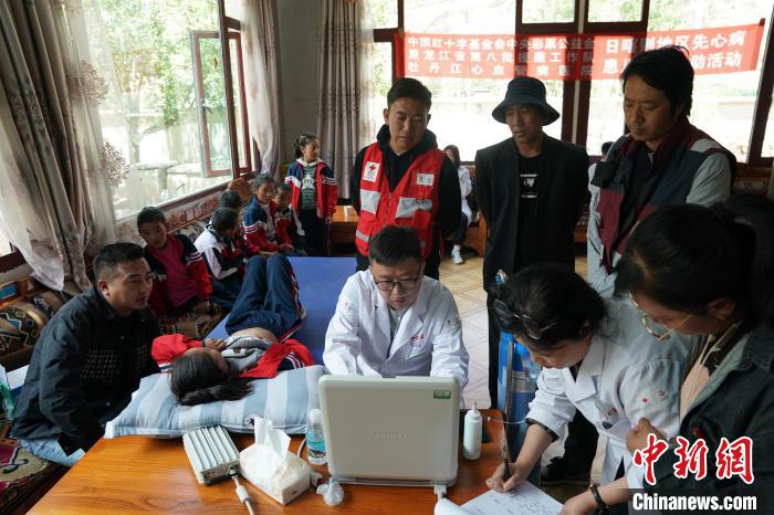 6月27日，西藏康馬縣少崗鄉(xiāng)中心小學的孩子參加先心病篩查。　蘇丹 攝