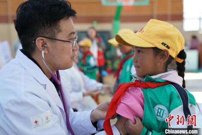 6月27日，西藏康馬縣南尼鄉(xiāng)中心小學的孩子參加先心病篩查?！√K丹 攝
