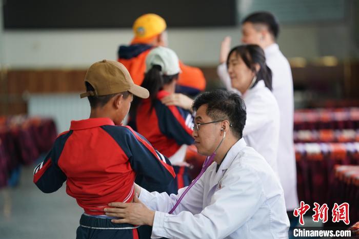 6月26日，西藏日喀則特校的孩子參加先心病篩查?！√K丹 攝
