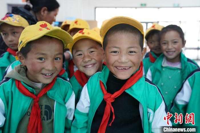 6月27日，西藏康馬縣南尼鄉(xiāng)中心小學的孩子參加先心病篩查。　蘇丹 攝