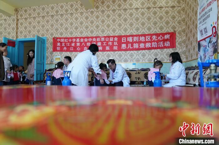 6月27日，西藏康馬縣雙語幼兒園的孩子參加先心病篩查?！√K丹 攝