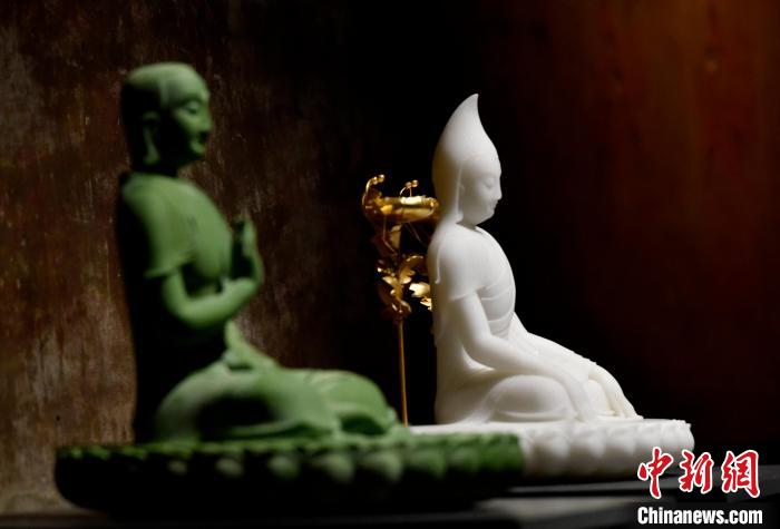 圖為展覽中圍繞西藏歷史與傳統(tǒng)創(chuàng)作的雕塑作品?！±盍?攝