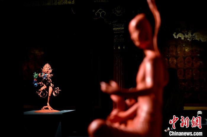 圖為展覽中圍繞西藏歷史與傳統(tǒng)創(chuàng)作的雕塑作品?！±盍?攝