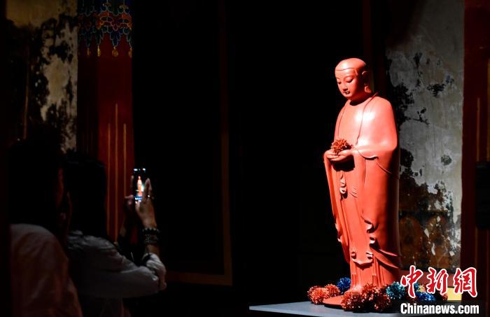 圖為觀眾正在欣賞展覽中的雕塑作品。