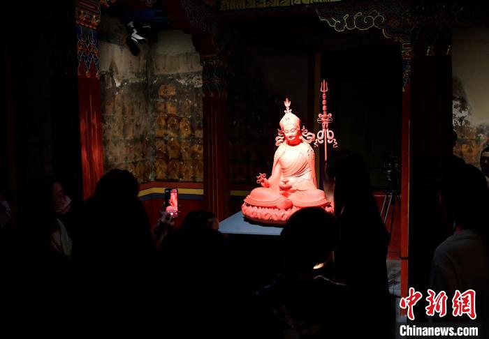 圖為觀眾正在欣賞展覽中的雕塑作品?！±盍?攝