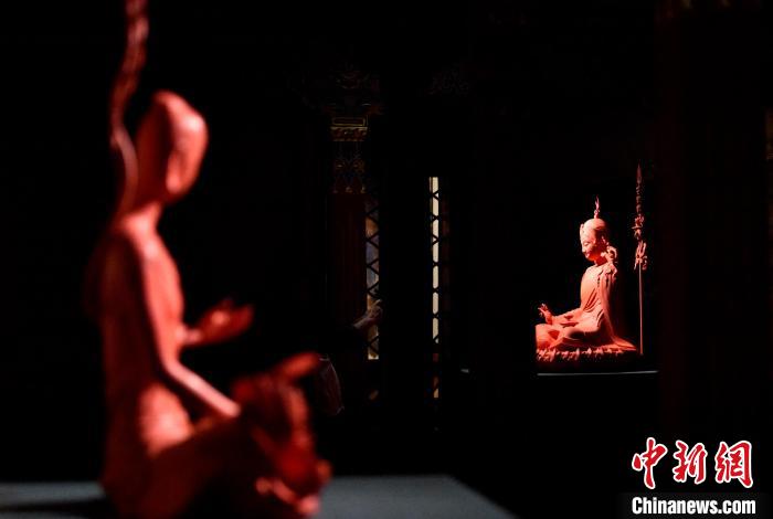 圖為展覽中圍繞西藏歷史與傳統(tǒng)創(chuàng)作的雕塑作品?！±盍?攝