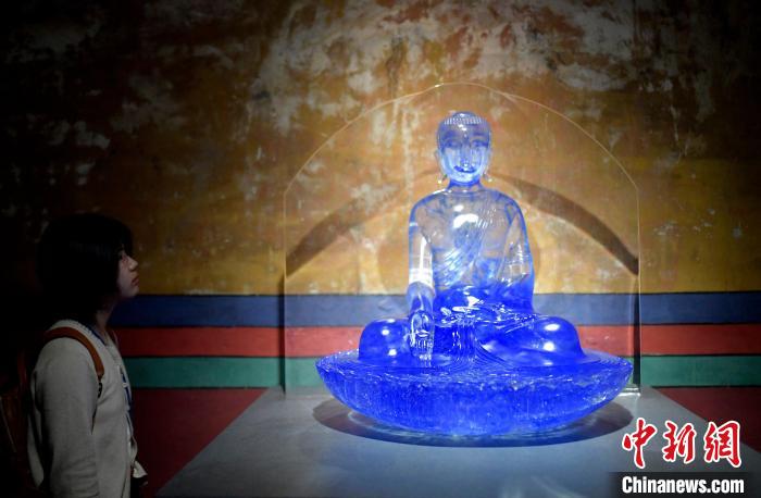 圖為觀眾正在欣賞展覽中的雕塑作品?！±盍?攝