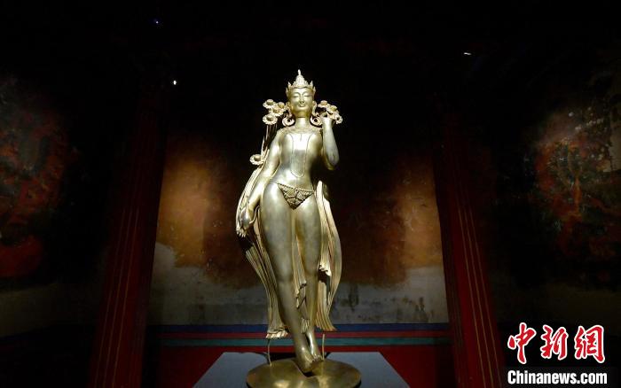 圖為展覽中圍繞西藏歷史與傳統(tǒng)創(chuàng)作的雕塑作品《八萬四千年》?！±盍?攝