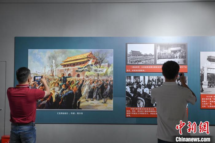 圖為市民參觀《曙光·偉業(yè)——五四運(yùn)動與中國共產(chǎn)黨的成立》“七一”特展?！∝暩聛硭?攝