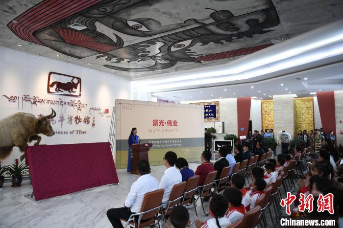 圖為《曙光·偉業(yè)——五四運(yùn)動與中國共產(chǎn)黨的成立》“七一”特展開幕儀式現(xiàn)場?！∝暩聛硭?攝