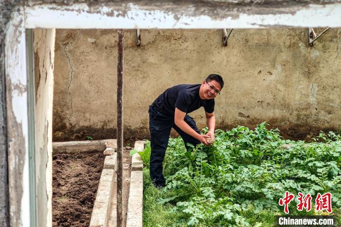 移民管理警察羅忠江在公珠湖執(zhí)勤點(diǎn)的大棚內(nèi)。　龍小鳳 攝