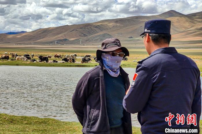 資料圖為民警何宗源在公珠湖了解牧民情況?！↓埿▲P 攝