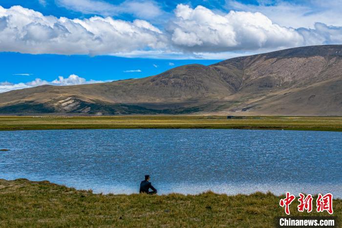 資料圖為執(zhí)勤民警何宗源在公珠湖畔濕地留影?！↓埿▲P 攝