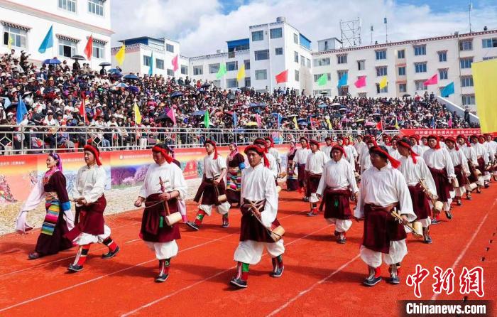 圖為西藏昌都市第九屆三江茶馬文化藝術(shù)節(jié)(芒康會(huì)場(chǎng))開(kāi)幕式現(xiàn)場(chǎng)?！〔际忻⒖悼h委宣傳部供圖