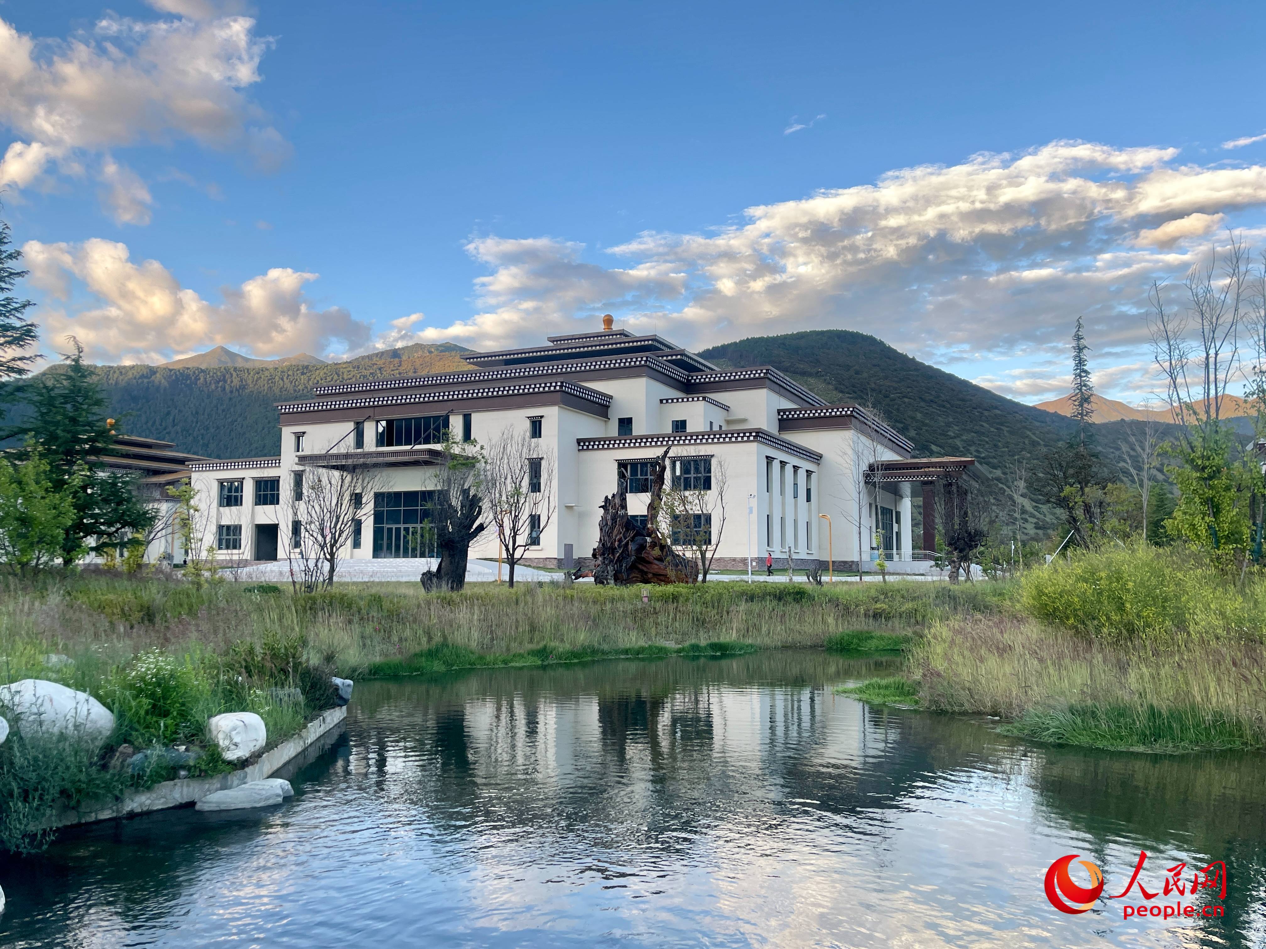 工布公園猶如一幅優(yōu)美畫卷，讓人流連忘返。人民網(wǎng) 周靜圓攝