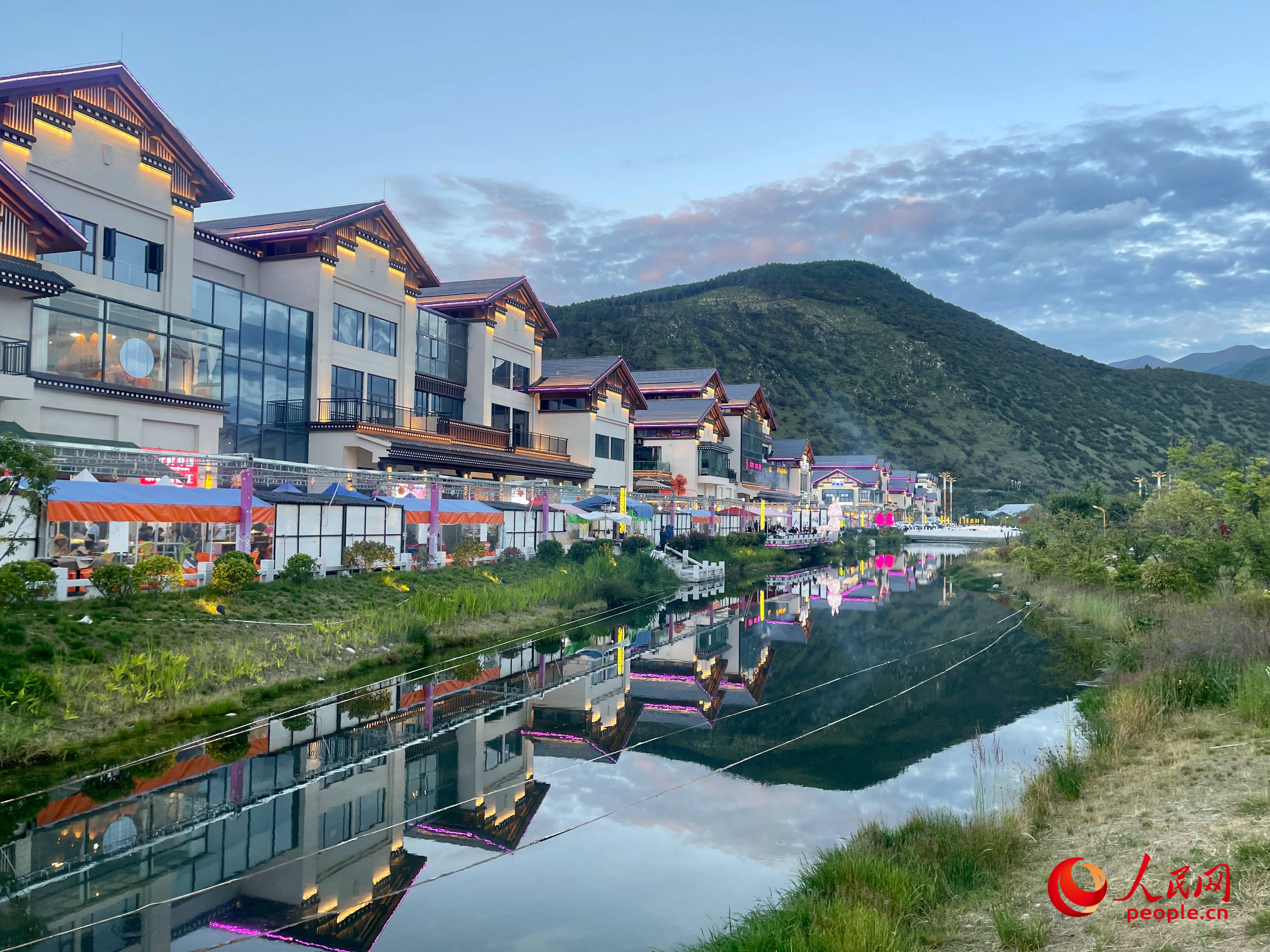 工布公園的一角，風(fēng)景秀麗。人民網(wǎng) 周靜圓攝