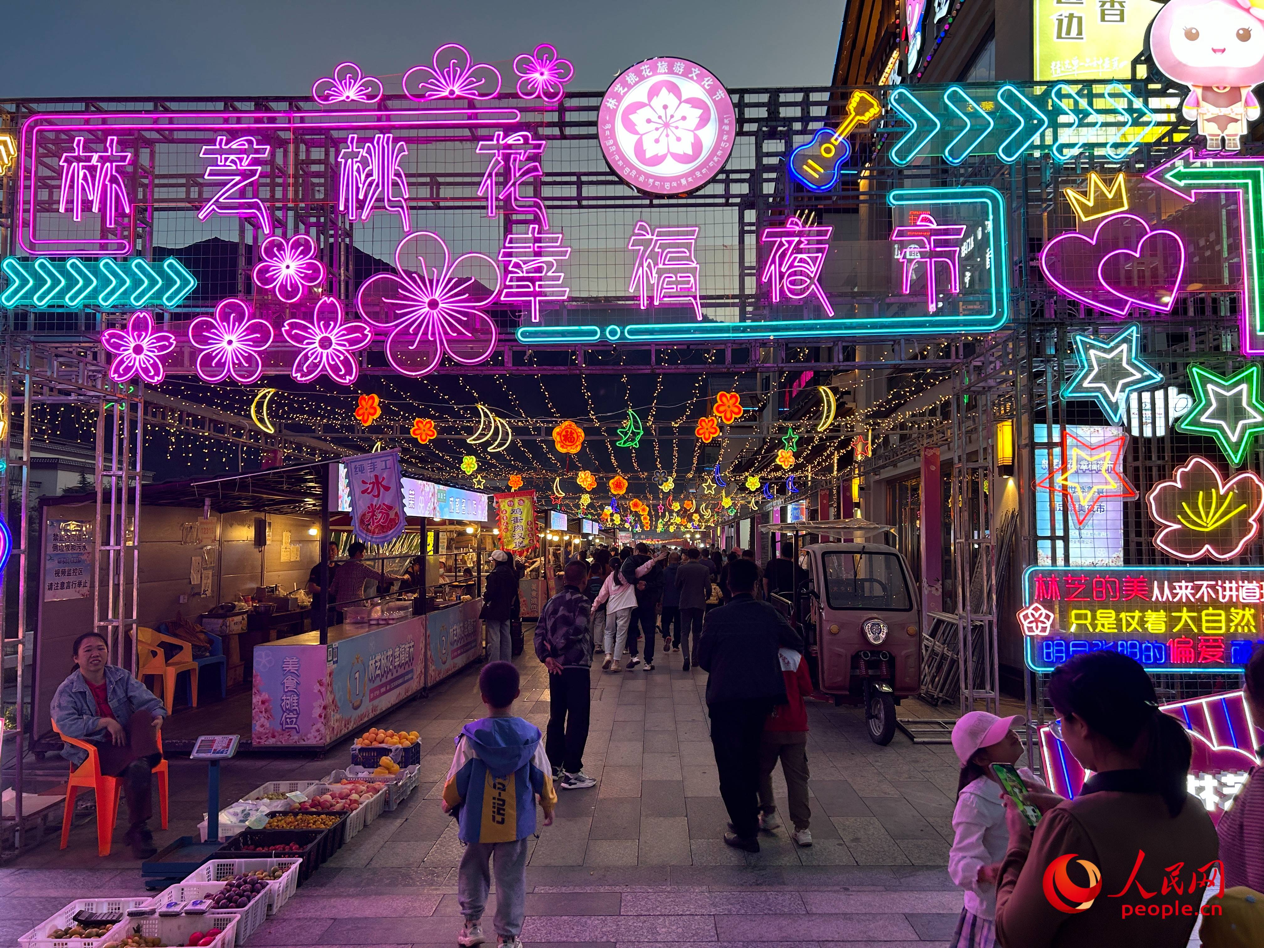 工布公園里的夜市，人來人往。人民網(wǎng) 周靜圓攝