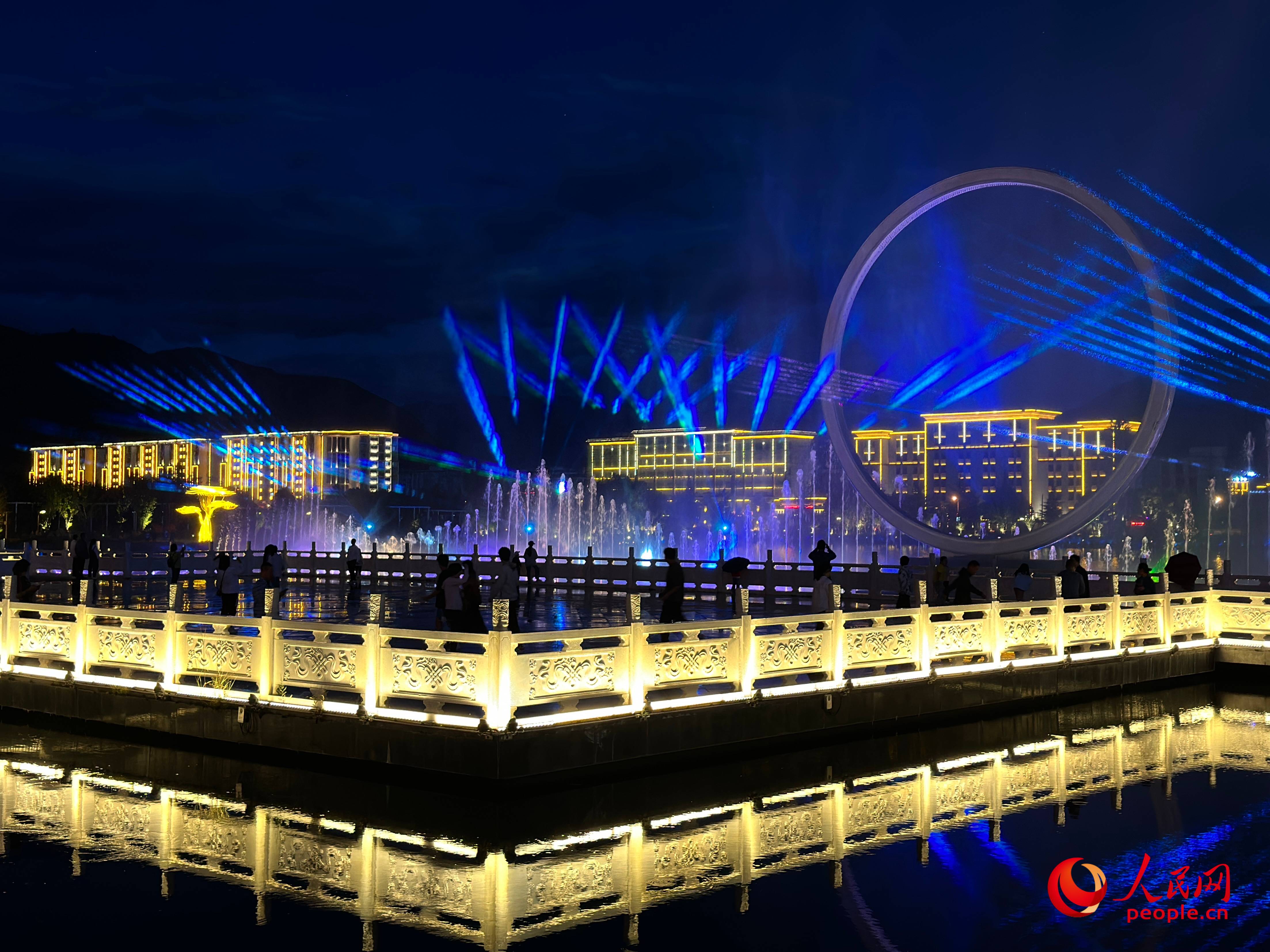 工布公園的音樂水秀噴泉，吸引市民和游客前來拍照打卡。人民網(wǎng) 周靜圓攝