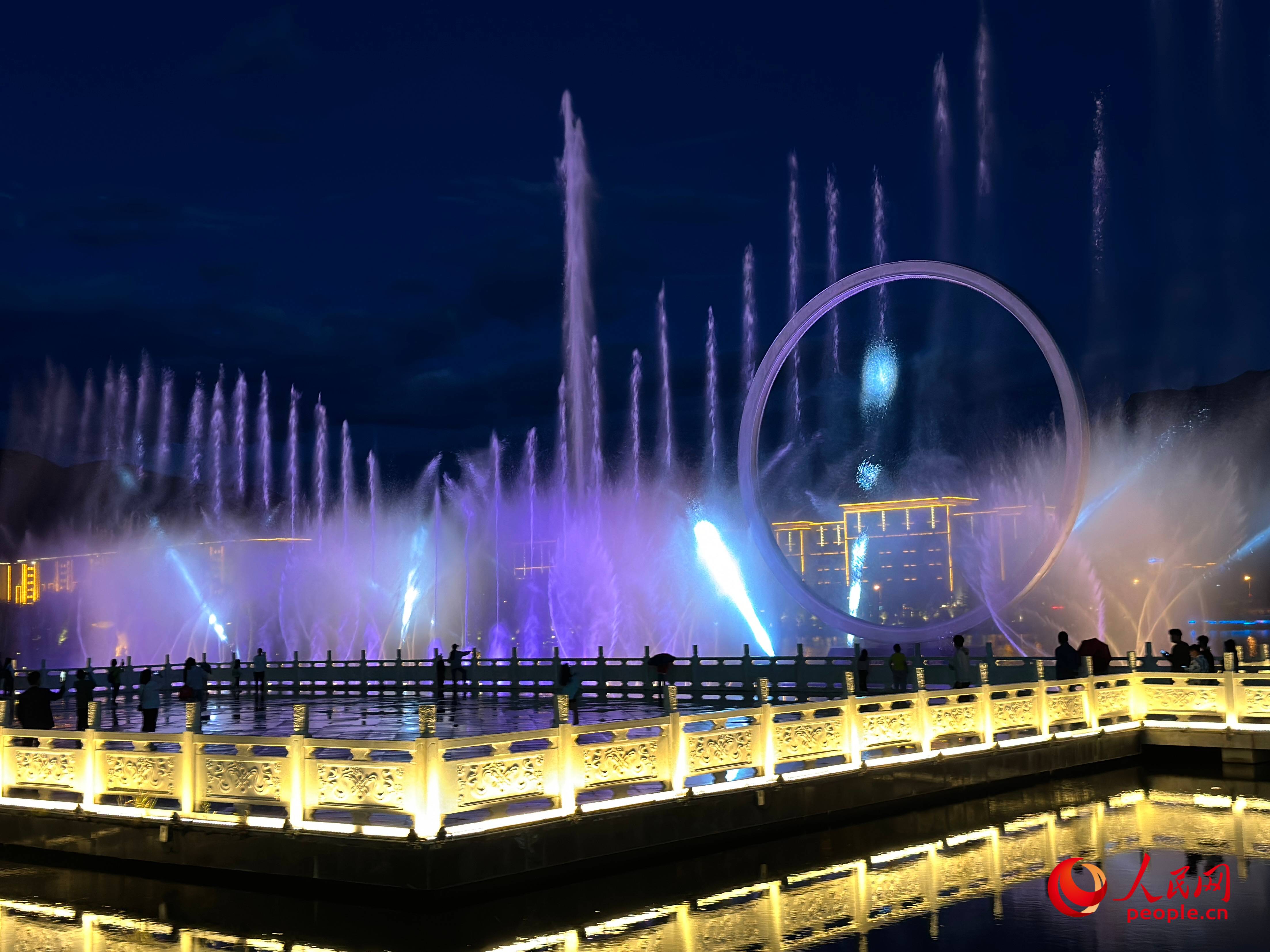 工布公園的音樂水秀噴泉，吸引市民和游客前來拍照打卡。人民網(wǎng) 周靜圓攝