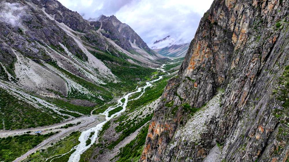 磅礴的河流滋養(yǎng)著山間草木。張澤坤攝