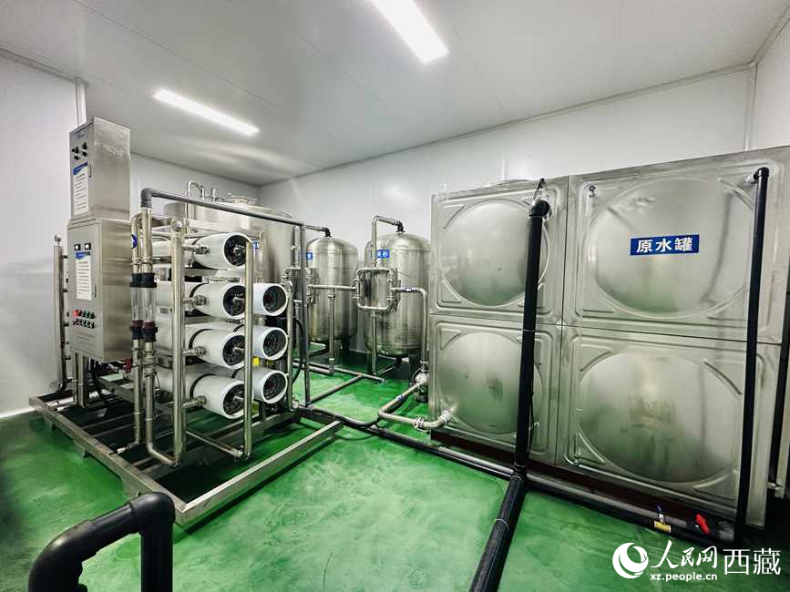 “色達(dá)牙泉”礦泉水（桶裝水）生產(chǎn)加工基地。人民網(wǎng)記者 次仁羅布攝