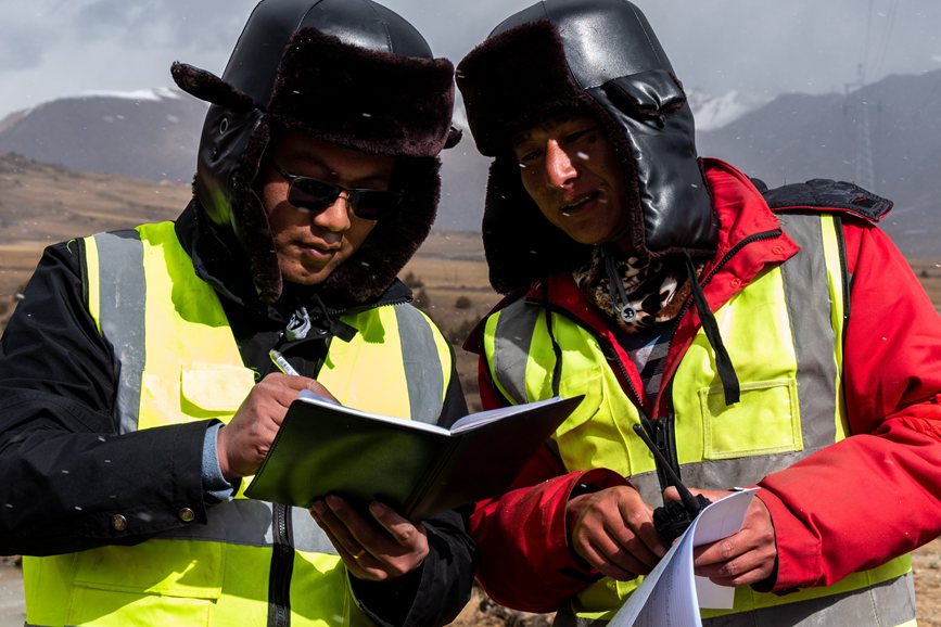 2023年11月30日，西藏自治區(qū)那曲市索縣榮布至丁青縣巴達(dá)35千伏線(xiàn)路工程施工現(xiàn)場(chǎng)人員正在開(kāi)展現(xiàn)場(chǎng)作業(yè)。趙清鵬攝