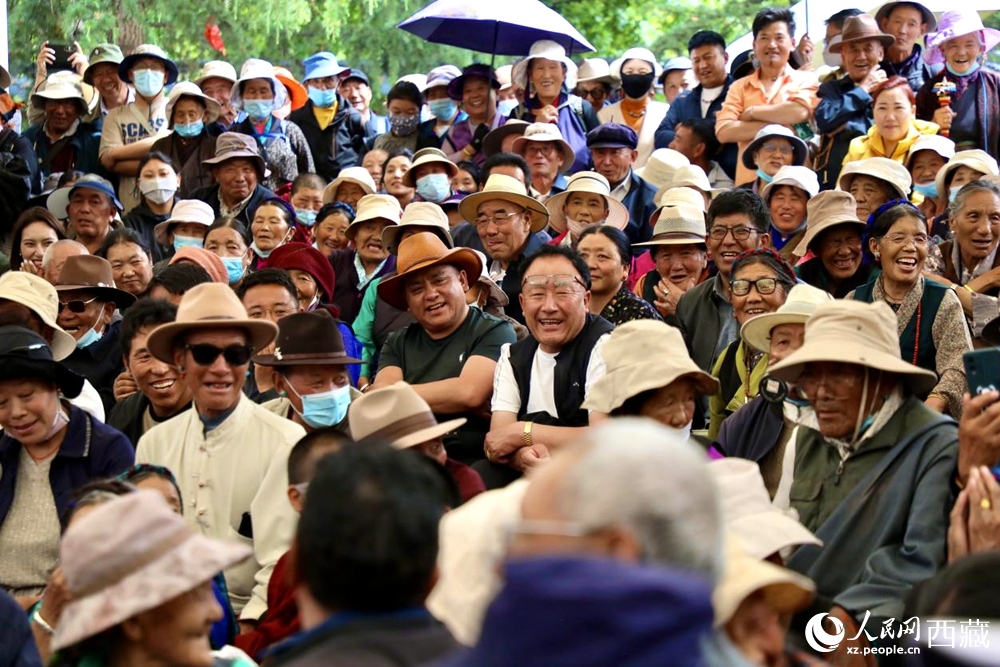 當(dāng)?shù)厝罕姾陀慰陀^看藏戲演出。