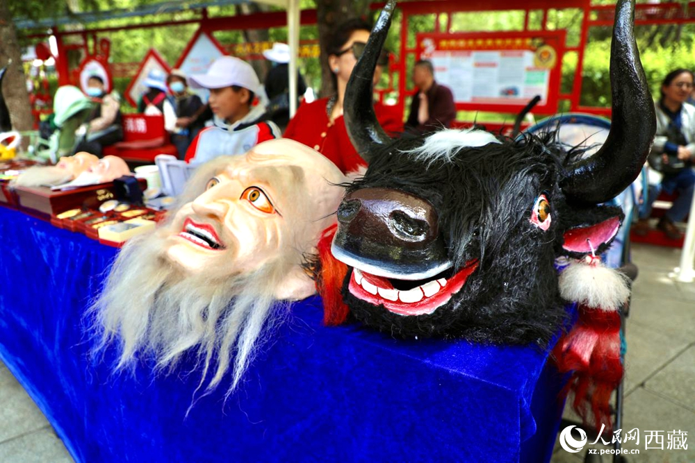 拉薩非遺集市上的藏戲人物與牦牛面具。