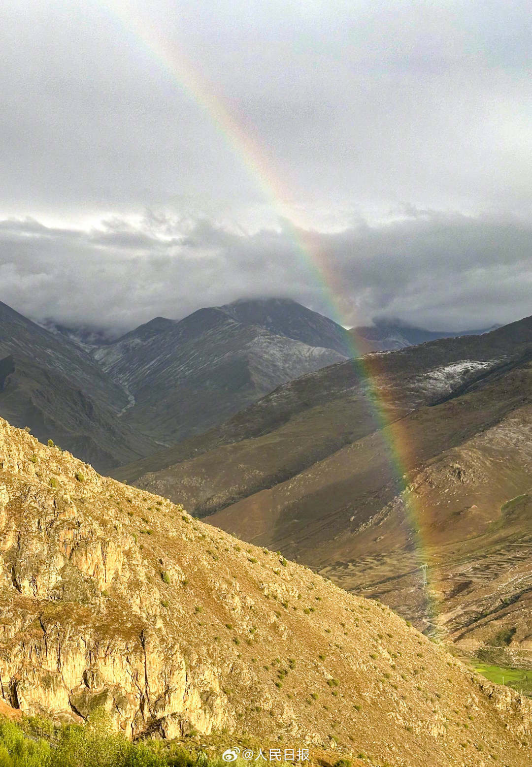 接好運(yùn)！青藏高原現(xiàn)巨大彩虹橋