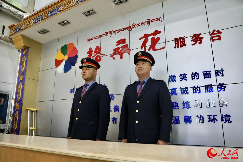 那曲火車站格?；ǚ?wù)臺(tái)。人民網(wǎng)記者 次仁羅布攝