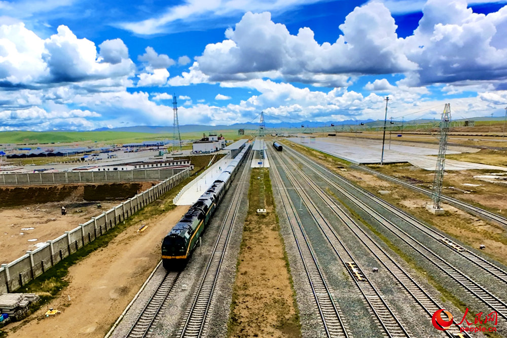 Z166次列車駛向那曲站。人民網(wǎng)記者 趙晨攝