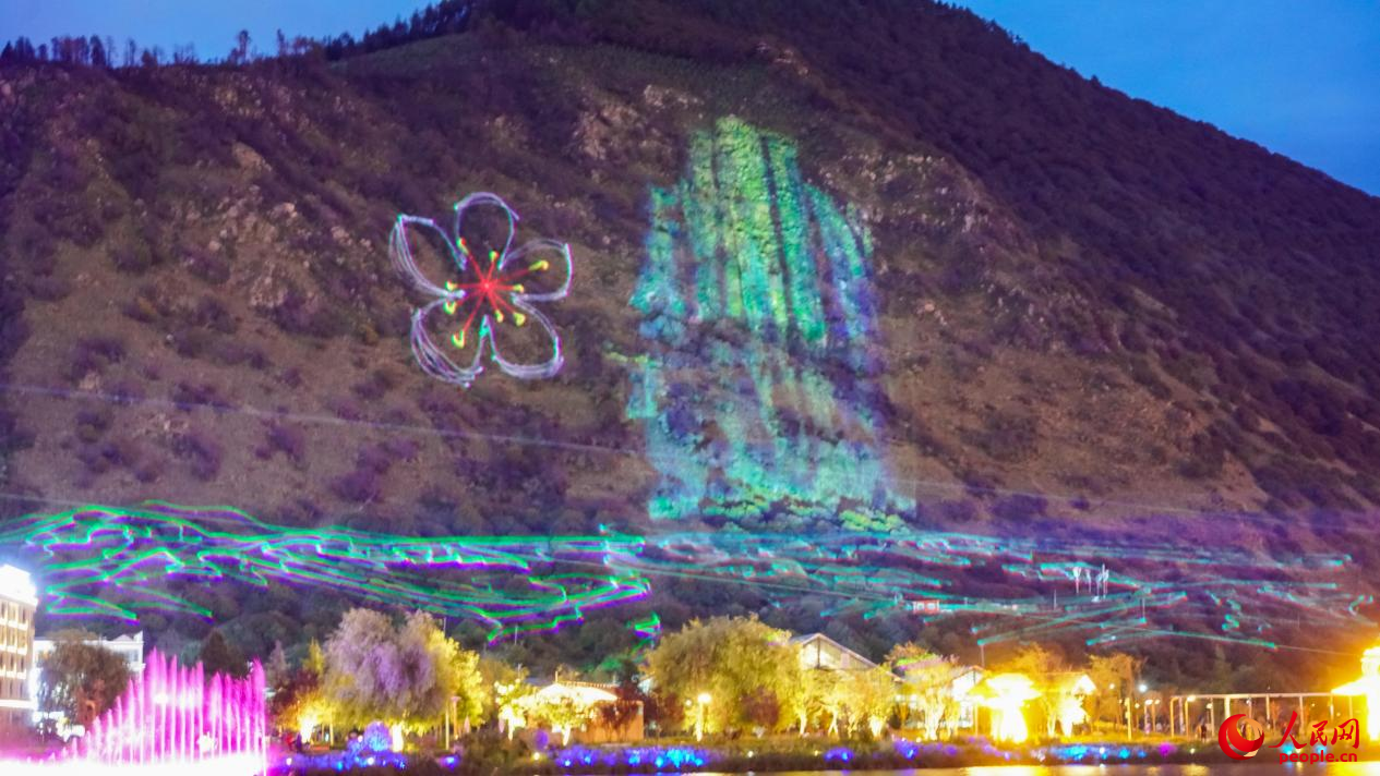 西藏林芝市民族團(tuán)結(jié)廣場燈光秀舞動(dòng)。人民網(wǎng)記者 趙晨攝