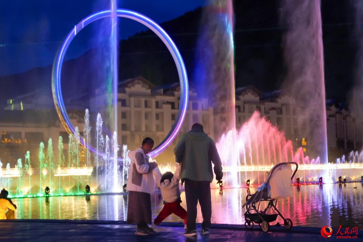 居民在西藏林芝市民族團(tuán)結(jié)廣場上玩耍。人民網(wǎng)記者 趙晨攝
