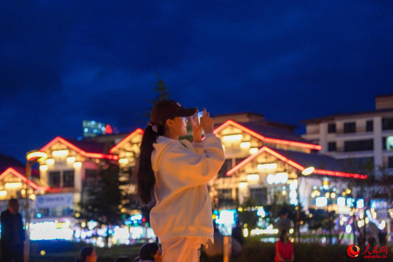 居民在西藏林芝市民族團(tuán)結(jié)廣場上拍照。人民網(wǎng)記者 趙晨攝