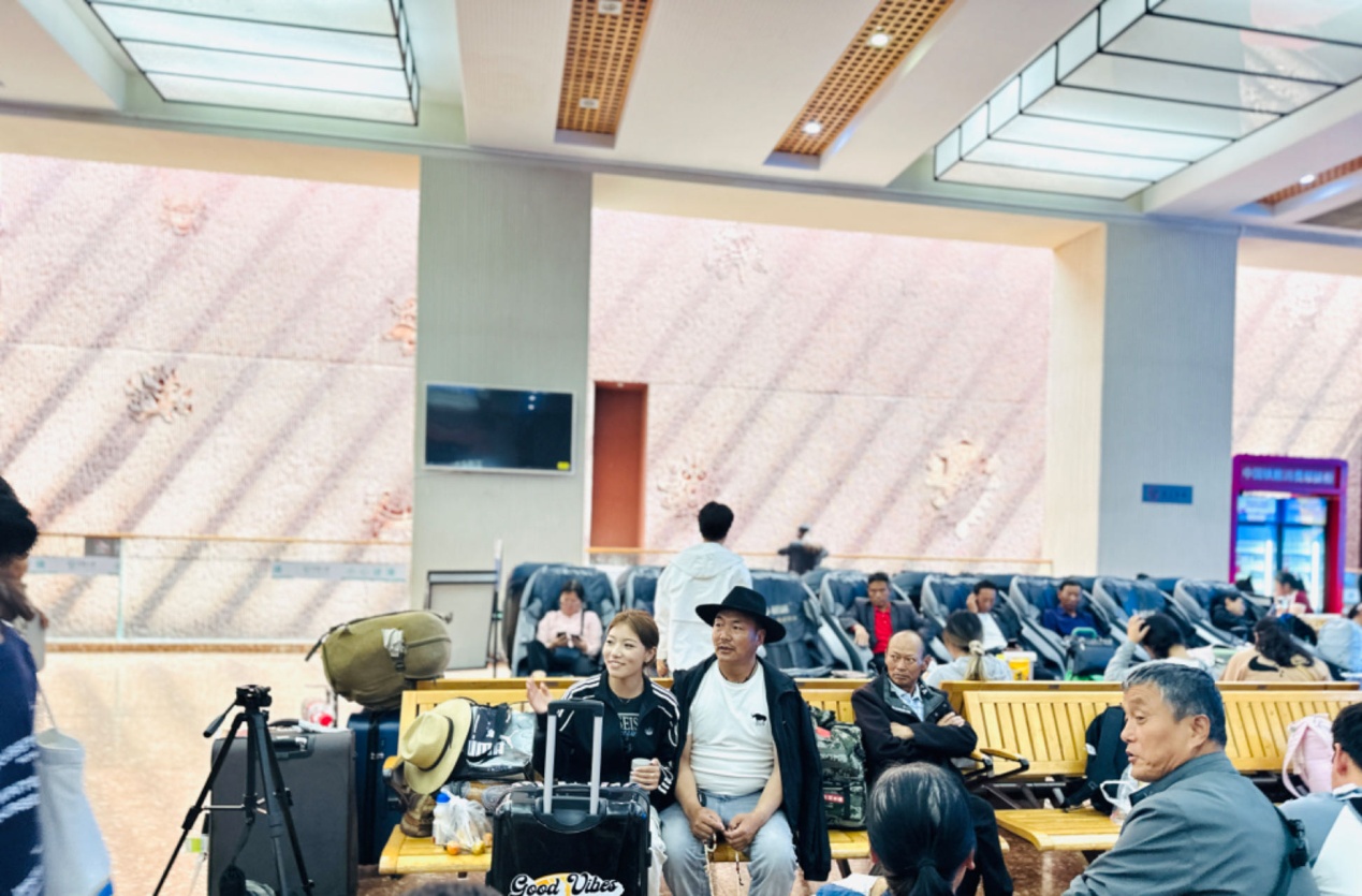 在拉薩火車站候車廳等候列車的乘客。人民網(wǎng)記者 益西康珠攝